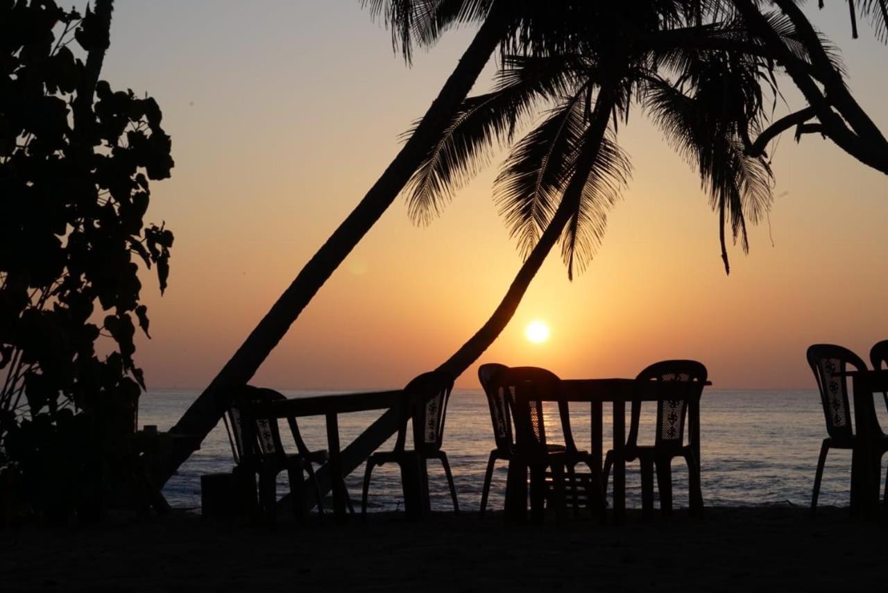 Aloha Beach Resort Тангалла Экстерьер фото