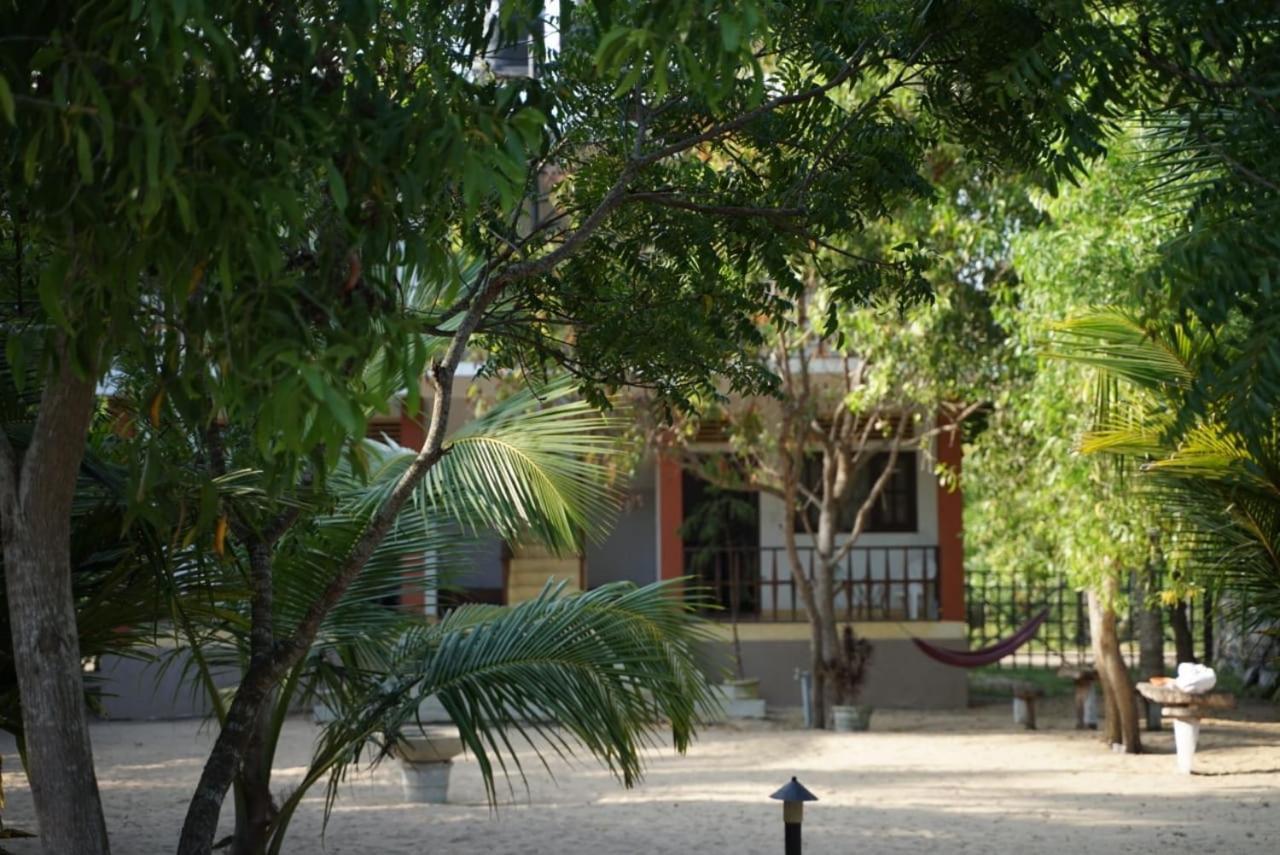 Aloha Beach Resort Тангалла Экстерьер фото
