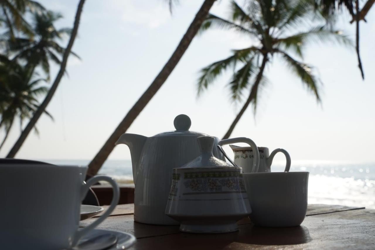 Aloha Beach Resort Тангалла Экстерьер фото